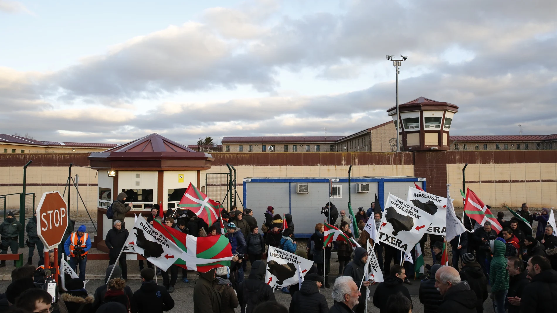 Recibimiento a las puertas de la cárcel de Logroño de proetarras a Otegi
