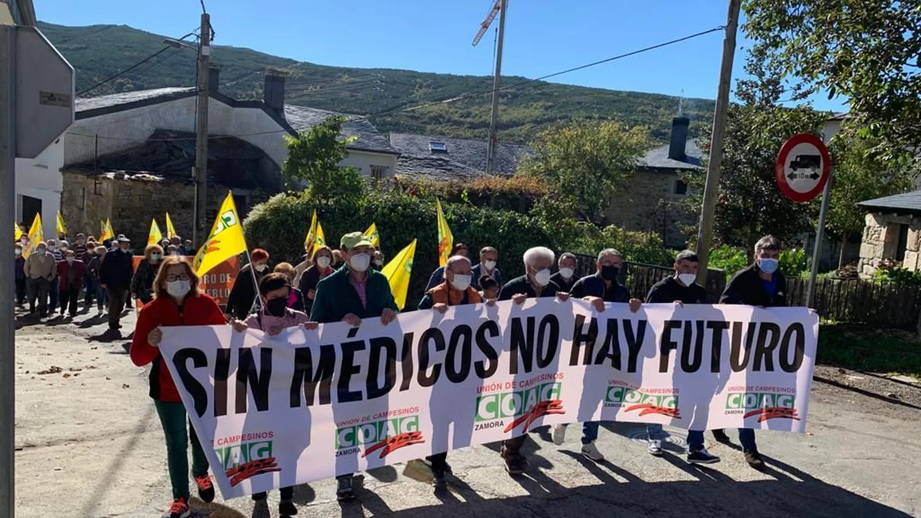 Más de 200 personas se manifiestan en Lubián (Zamora) para defender los servicios básicoss en el mundo rural