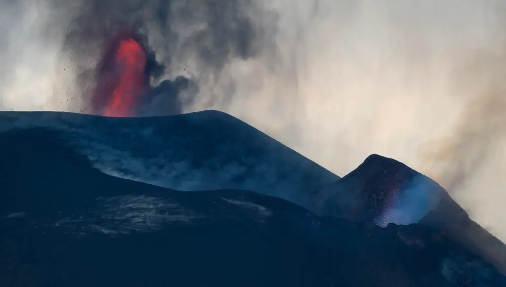 El volcán sigue echando lava