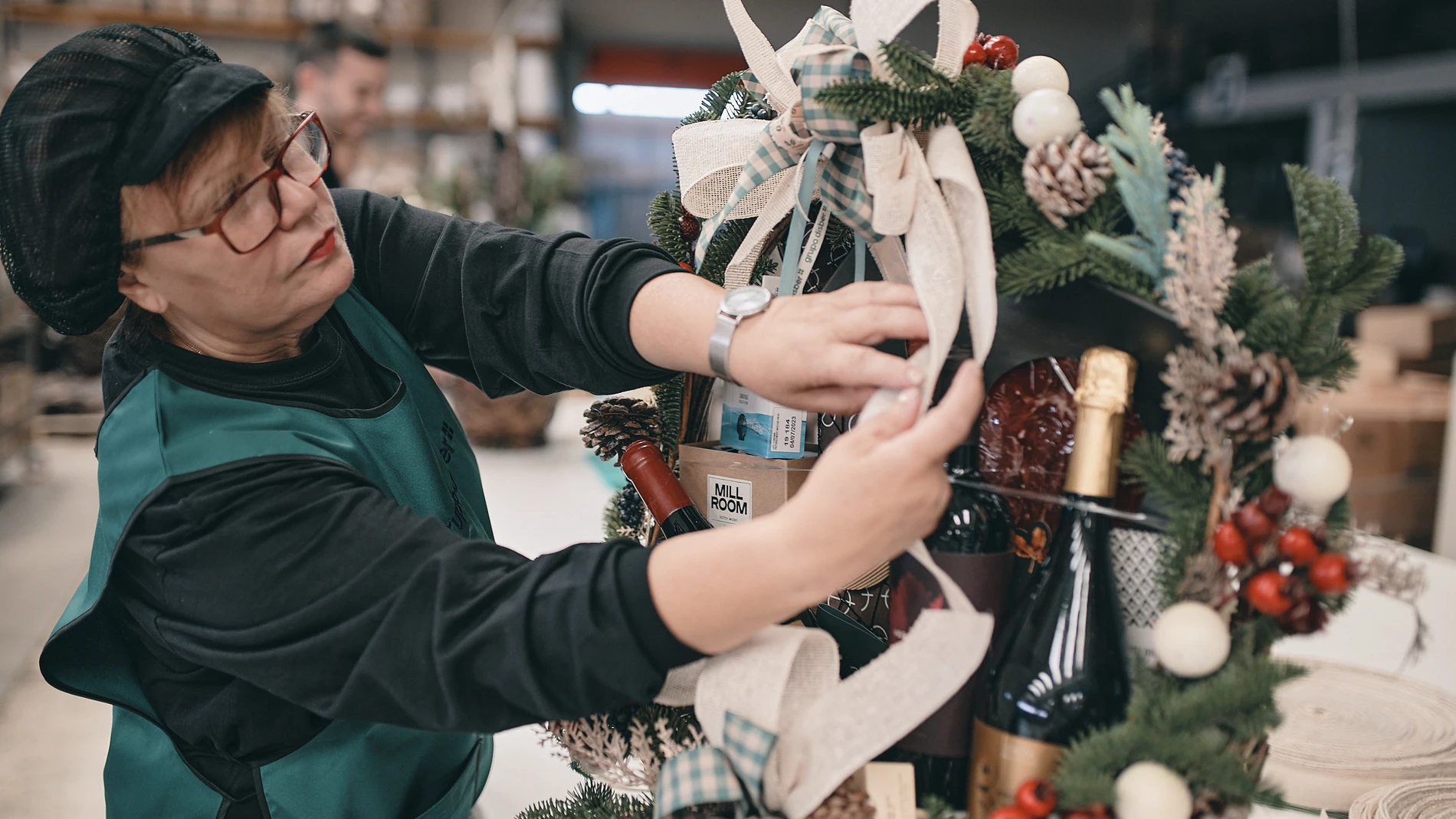 Una empleada prepara una de las cestas de Navidad que ofrece el Grupo Disber