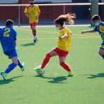 Claudia (c) controla el balón durante un partido disputado en Palencia. Claudia es una chica palentina que el próximo año cumple los 14 y que lleva desde pequeña jugando al fútbol con Adrián, Jaime, Guille y Samuel.