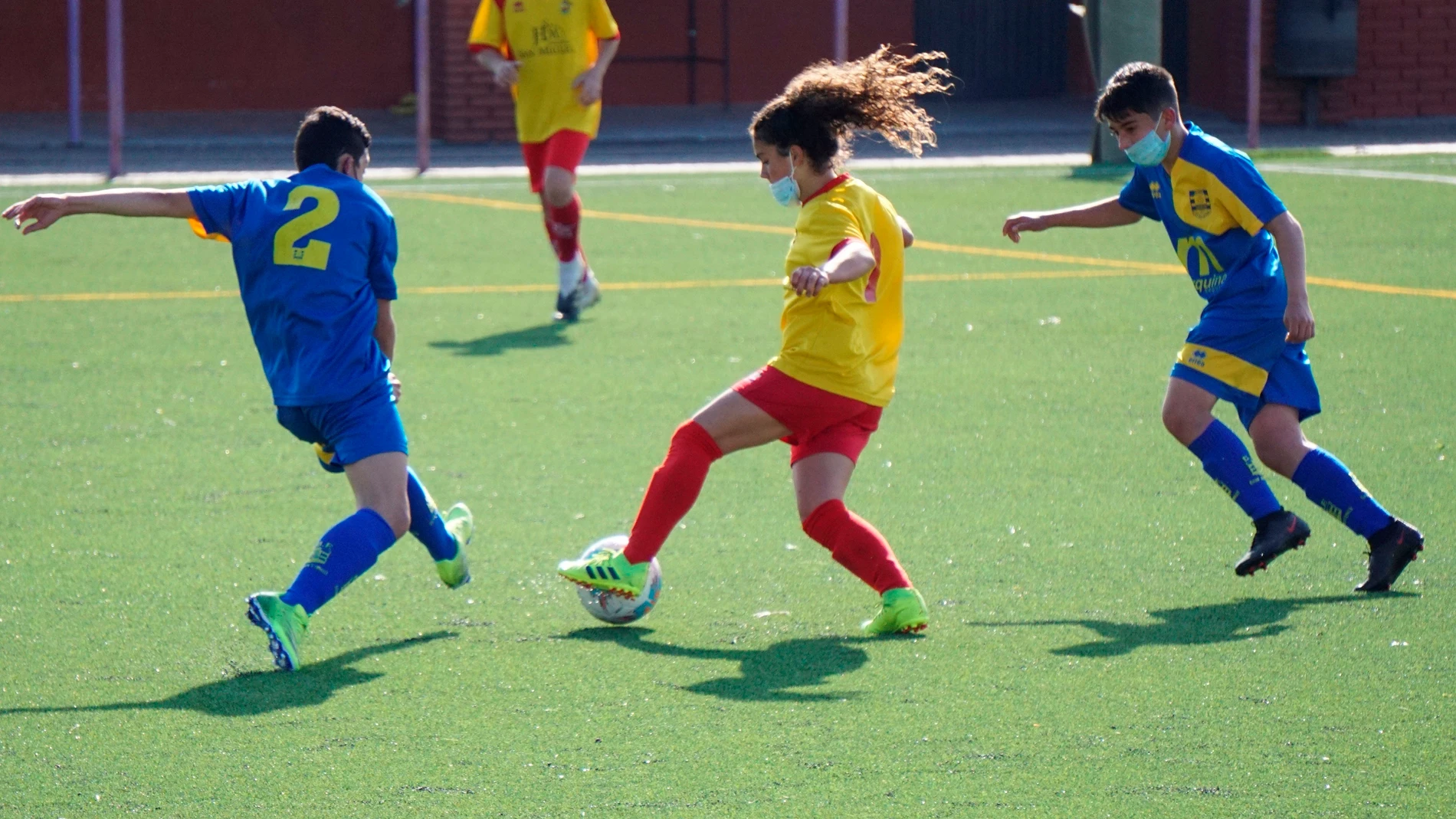 Claudia (c) controla el balón durante un partido disputado en Palencia. Claudia es una chica palentina que el próximo año cumple los 14 y que lleva desde pequeña jugando al fútbol con Adrián, Jaime, Guille y Samuel.