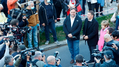 El presidente de ERC, Oriol Junqueras, junto al coordinador general de EH Bildu, Arnaldo Otegi, participan en San Sebastián en una manifestación para reclamar el fin de la política penitenciaria de "excepción" para los presos de ETA.