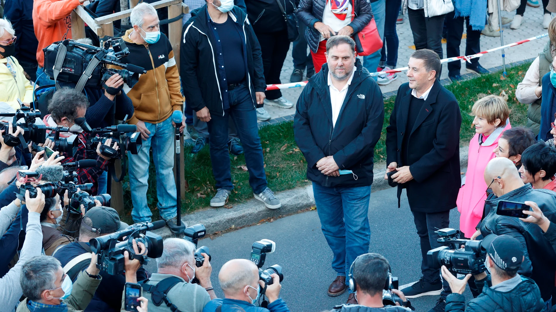 El presidente de ERC, Oriol Junqueras, junto al coordinador general de EH Bildu, Arnaldo Otegi, participan en San Sebastián en una manifestación para reclamar el fin de la política penitenciaria de "excepción" para los presos de ETA.