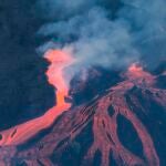 El Instituto Volcanológico de Canarias ha informado del derrumbe parcial del cono principal del volcán de La Palma. En la imagen, el volcán desde la localidad de Tacande.