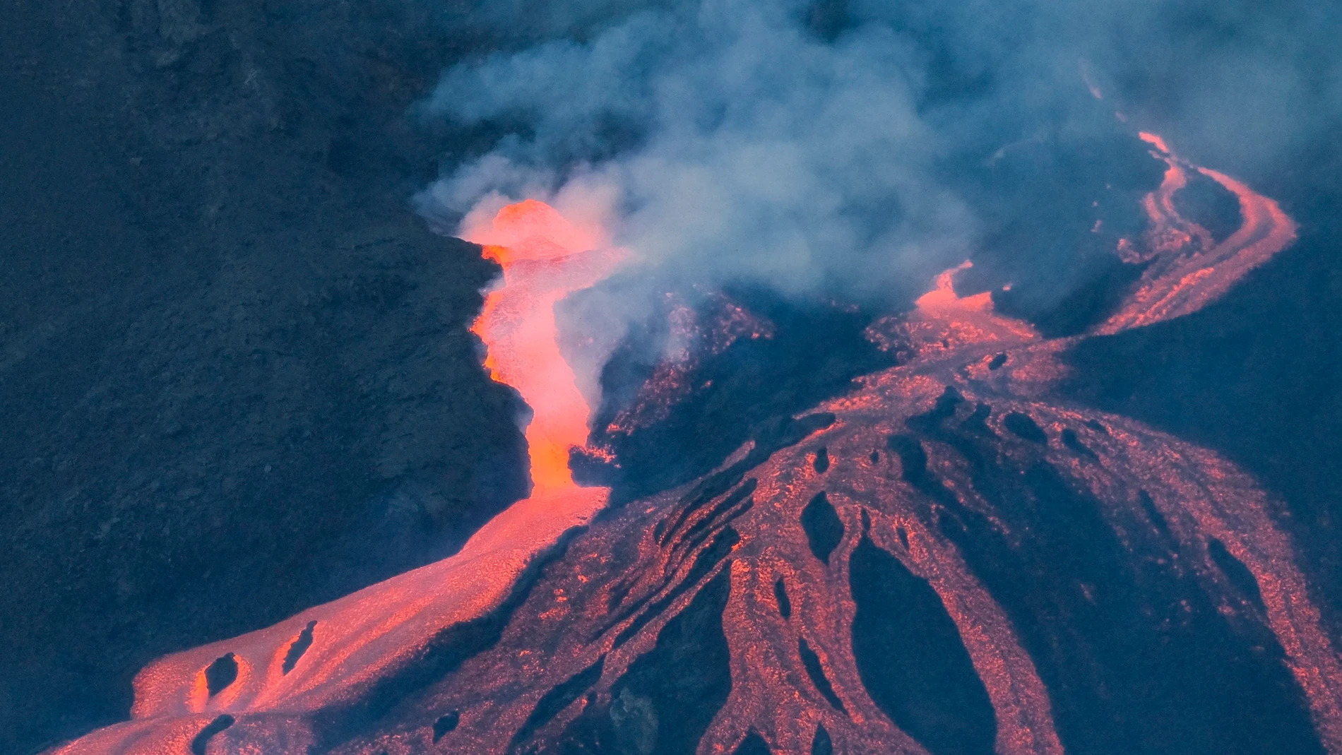 El Instituto Volcanológico de Canarias ha informado del derrumbe parcial del cono principal del volcán de La Palma. En la imagen, el volcán desde la localidad de Tacande.