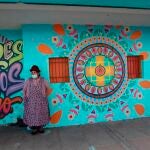 Una mujer aimara junto a un mural con el que las Naciones Unidas en Bolivia conmemora su 76 aniversario, en el Multifuncional de El Alto (Bolivia).