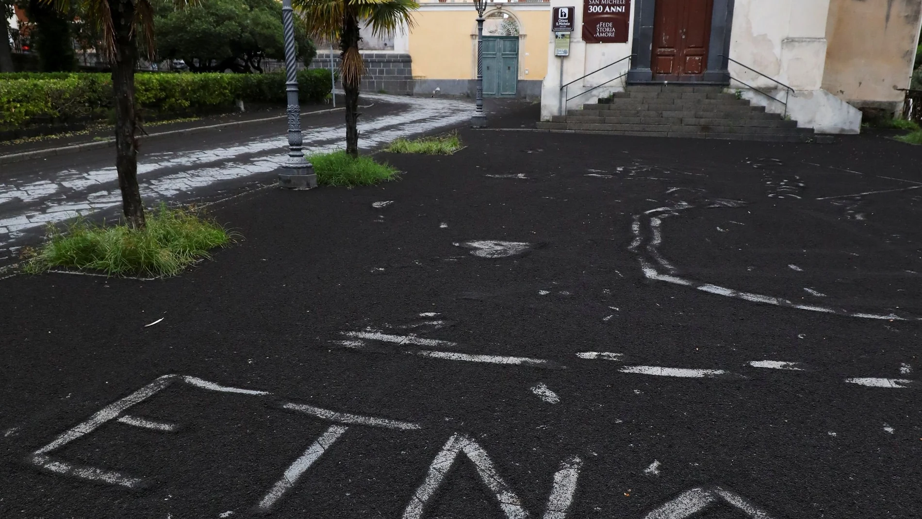 Una calle cubierta de ceniza del Etna en Piedimonte el pasado día 23