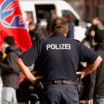 La policía alemana patrulla las calles de Guben, donde grupos de neonazis tratan de impedir la llegada de inmigrantes polacos