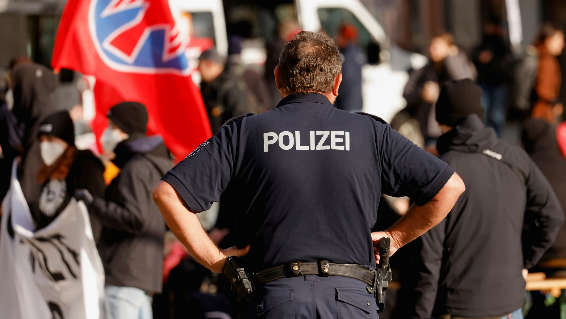 La policía alemana patrulla las calles de Guben, donde grupos de neonazis tratan de impedir la llegada de inmigrantes polacos