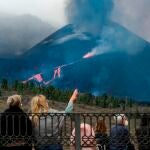 Los derrames de lava que se han producido en las últimas horas por la reconfiguración de los centros eruptivos del volcán de La Palma han ensanchado la colada que más preocupa en estos momentos, la que se ha quedado parada en el barrio de La Laguna.