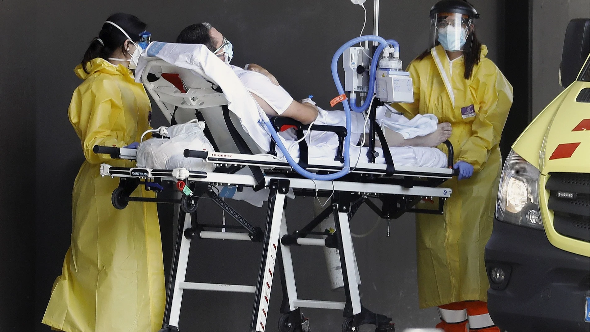 Personal sanitario traslada a un enfermo de Covid-19 en el Hospital Universitario de Bellvitge (Barcelona)