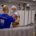 Un enfermero inocula la tercera dosis de la vacuna contra la covid-19 a un hombre mayor de 70 años en Sevilla. EFE/ Julio Muñoz