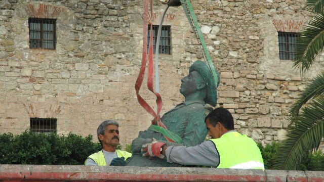 ML01. Melilla, 08-11-2005.- Dos trabajadores de una empresa de obras de Melilla, retiran la única estatua del general Francisco Franco, que estaba situada en la Avenida del General Macías de la ciudad autónoma, para continuar con sus trabajos de remodelación de la vía pública. La estatua se trasladará a un almacén mientras duren las obras. EFE/LAUREANO VALLADOLID