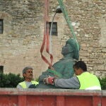 ML01. Melilla, 08-11-2005.- Dos trabajadores de una empresa de obras de Melilla, retiran la única estatua del general Francisco Franco, que estaba situada en la Avenida del General Macías de la ciudad autónoma, para continuar con sus trabajos de remodelación de la vía pública. La estatua se trasladará a un almacén mientras duren las obras. EFE/LAUREANO VALLADOLID