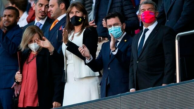 Los presidentes de la Generalitat Pere Aragonés (2d), del FC Barcelona Joan Laporta (d) y del Parlament, Laura Borrás (c) asisten desde la grada, al partido de la décima jornada de Liga que disputan FC Barcelona y el Real Madrid este domingo en el estadio Camp Nou de Barcelona.