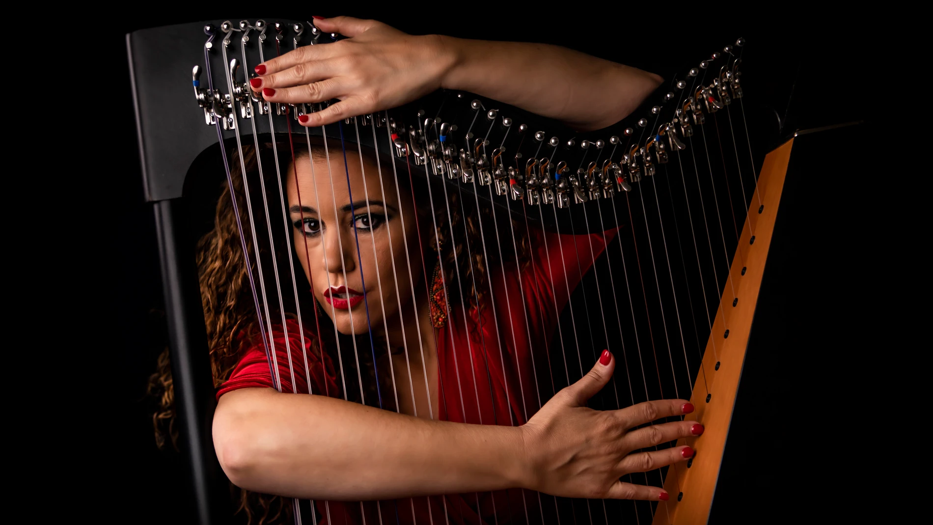 Ana Crismán ha hecho del arpa el más flamenco de los instrumentos