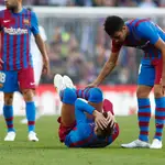 Piqué se lamenta sobre el césped del Camp Nou