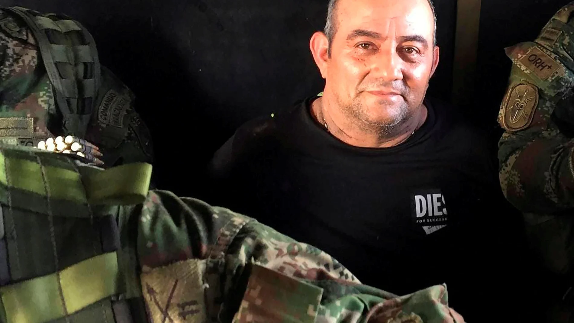 Dairo Antonio Usuga David, alias "Otoniel", sonríe tras ser captura por los militares colombianos