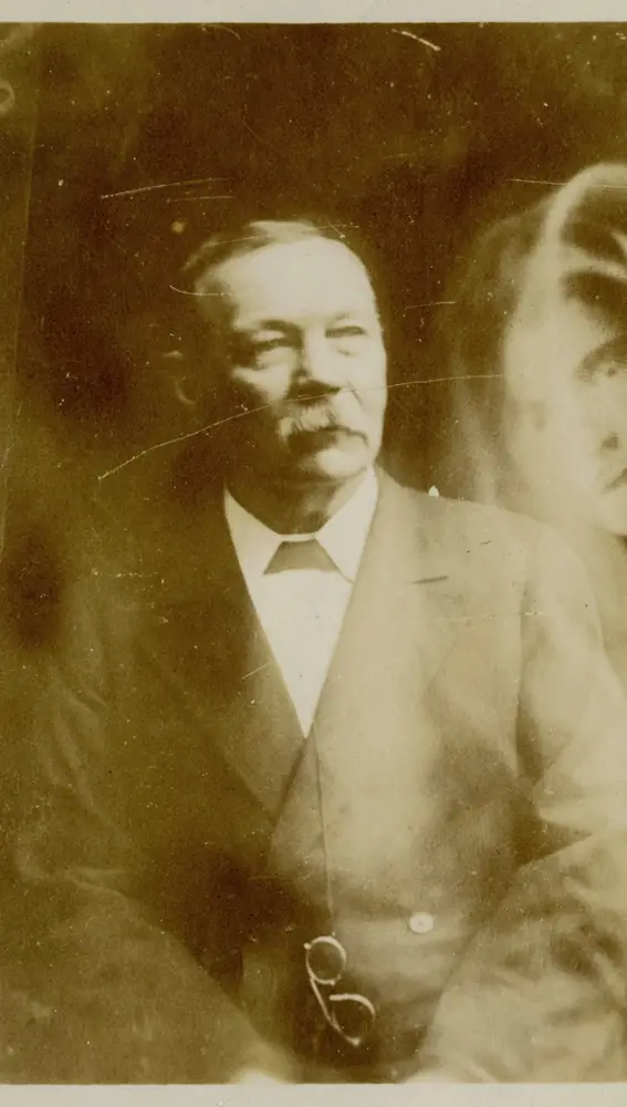 Conan Doyle fotografiado con un supuesto espíritu