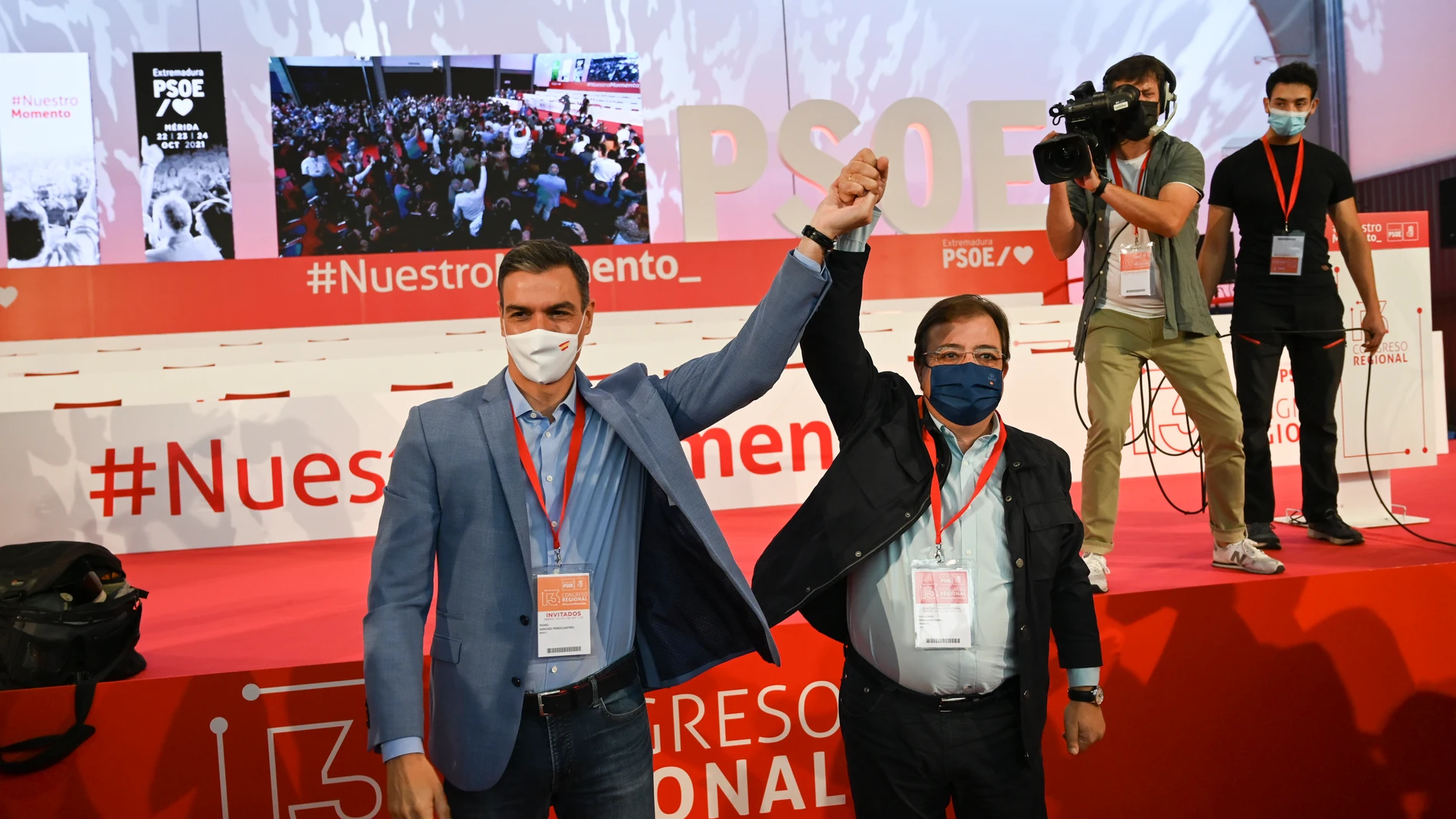 El presidente del Gobierno, Pedro Sánchez (i), y el presidente de la Junta de Extremadura, Guillermo Fernández Vara (d)