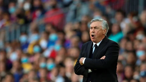 Ancelotti dando instrucciones en el Barcelona-Real Madrid de LaLiga