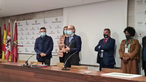 El consejero de Cultura y Turismo, Javier Ortega, interviene en las V Jornadas Técnicas internacionales de Sumillería, en el castillo de Peñafiel, junto a alcalde Roberto Díez y el presidente de los sumilleres, Pablo Martín, entre otros