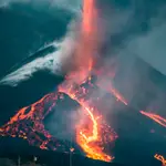 Colada de lava por el cono secundario del volcán de Cumbre Vieja (La Palma). EFE/ Miguel Calero
