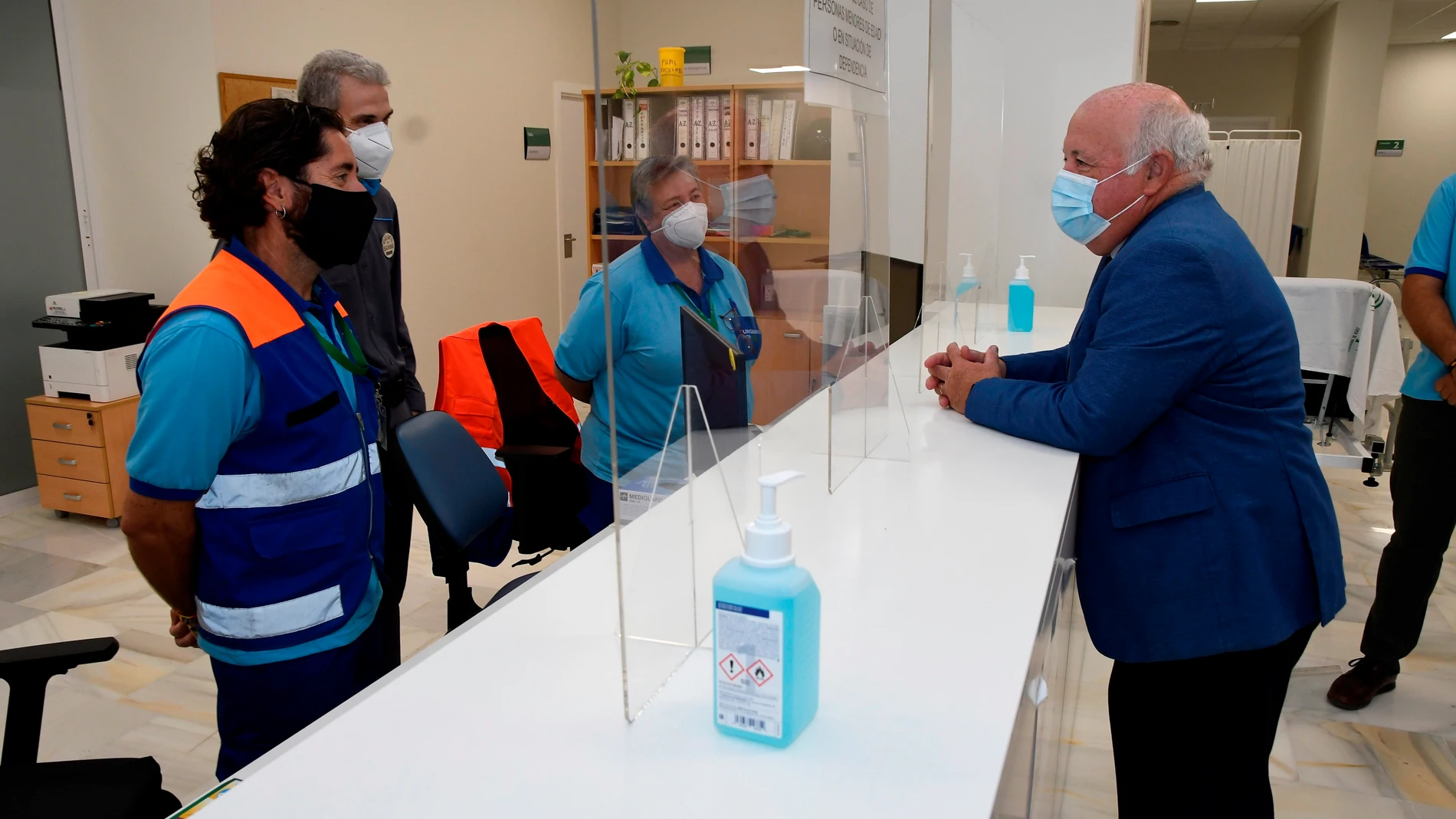 El consejero de Salud y Familias, Jesús Aguirre saluda a los sanitarios durante la inauguración del nuevo punto de Urgencias de la localidad almeriense de Roquetas de Mar