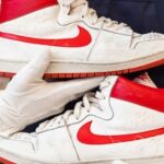 Un empleado de Sotheby's con las zapatillas de Jordan