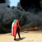Una persona se manifiesta contra el gobierno sudanés