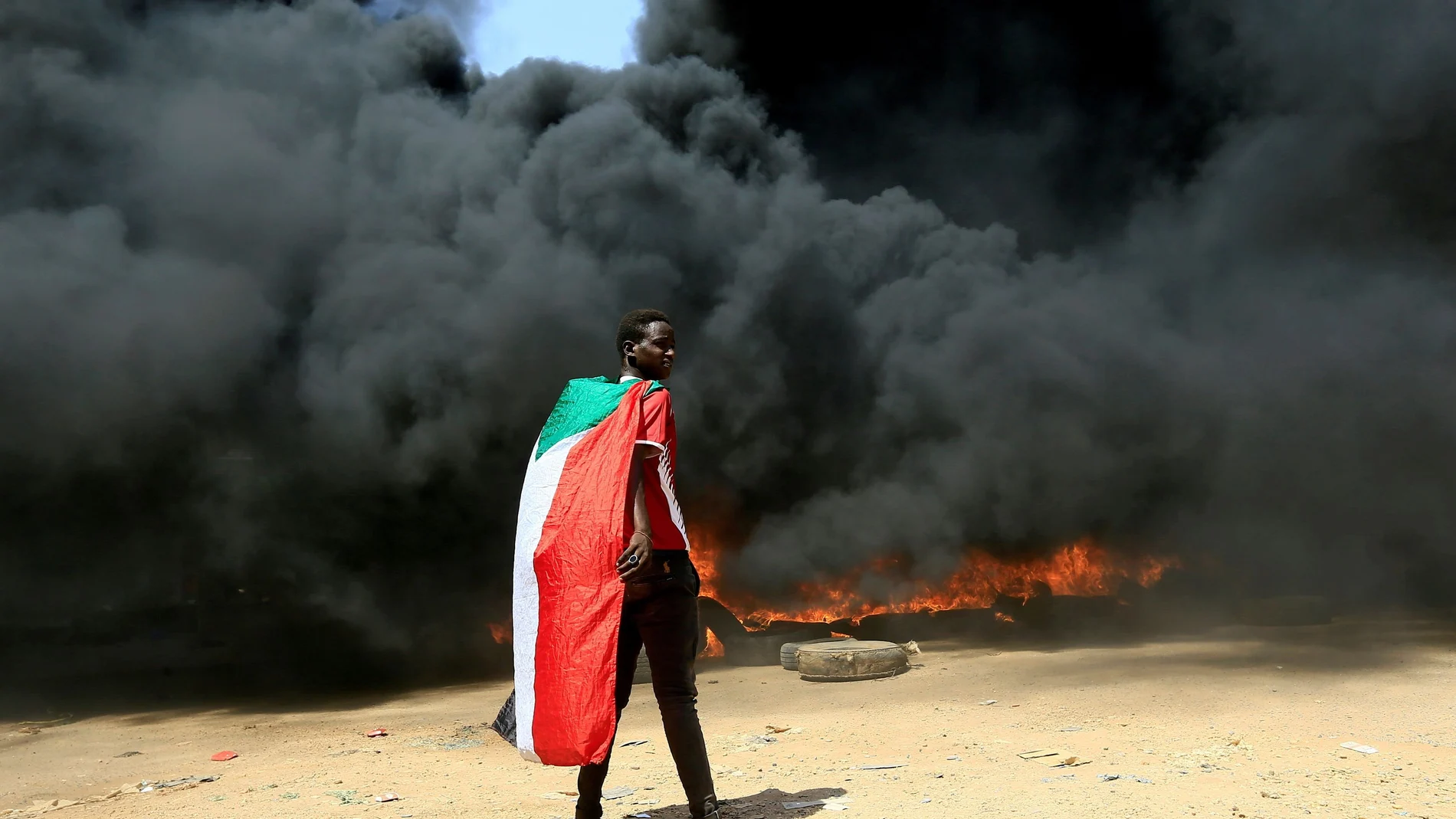 Una persona se manifiesta contra el gobierno sudanés