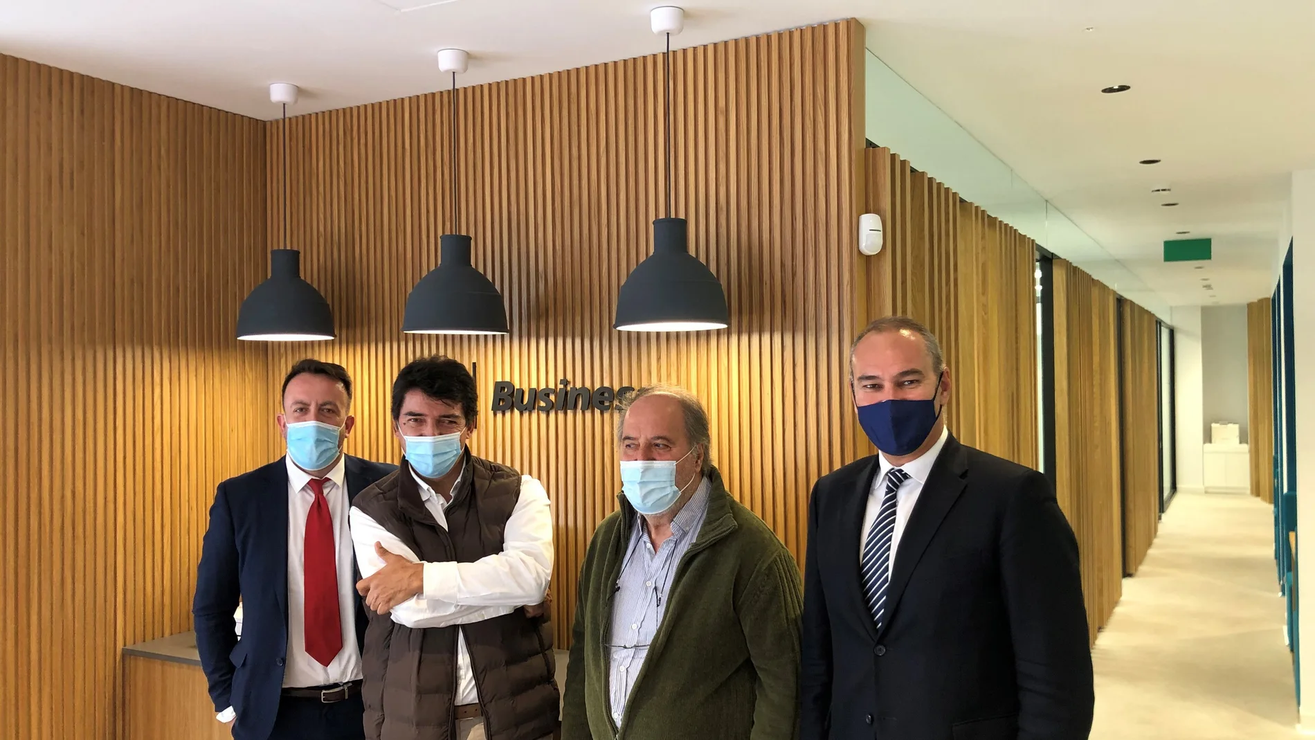 Los representantes de Caixabank y de la Fundación Parkinson suscriben la colaboración