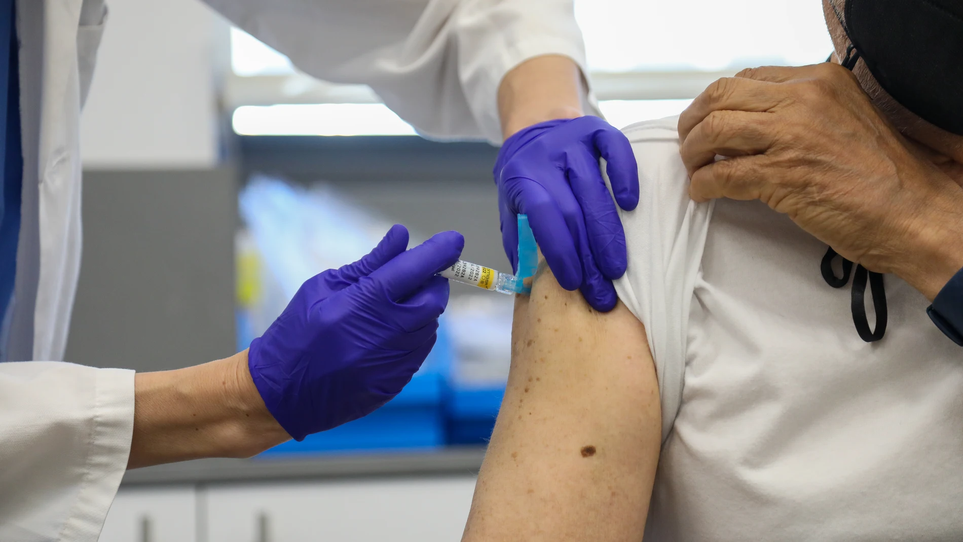 Arranca en Madrid la vacunación de la gripe y la tercera dosis del Covid-19 a mayores de 70 años