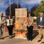 El alcalde de Arroyo, Sarbelio Fernández; la concejala Ana Sánchez; el productor Sergio Sanjuán; y la directora de Triodos Bank en Valladolid, Begoña Miñambres, presentan el espectáculo