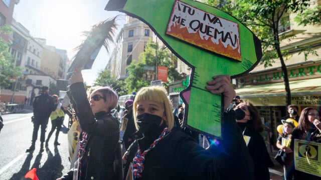 Un grupo de personas perteneciente al sector de la estética se concentra por la bajada del IVA a la imagen personal ante la sede del PSOE