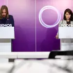 Isa Serra y Pablo Fernández, portavoces de Podemos, ofrecen una rueda de prensa.