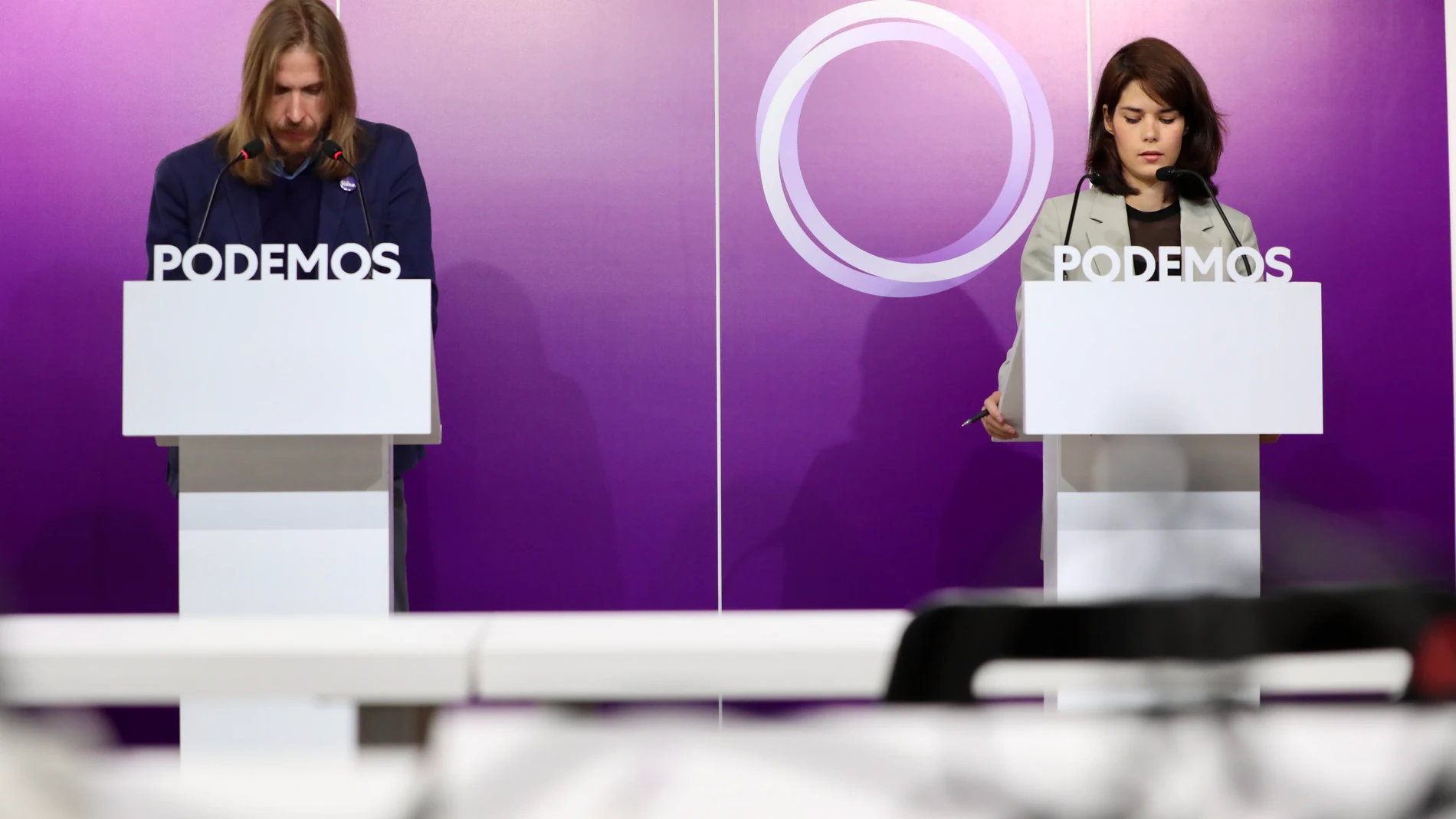 Isa Serra y Pablo Fernández, portavoces de Podemos, ofrecen una rueda de prensa.