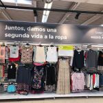 Córner de venta de ropa de segunda mano en Carrefour