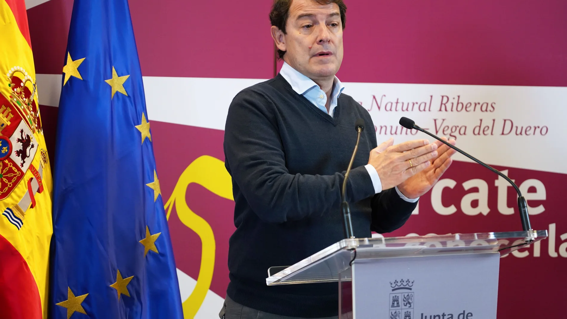 El presidente de la Junta de Castilla y León, Alfonso Fernández Mañueco, anuncia la rebaja de tasas, durante la visita al entorno de las riberas de Castronuño