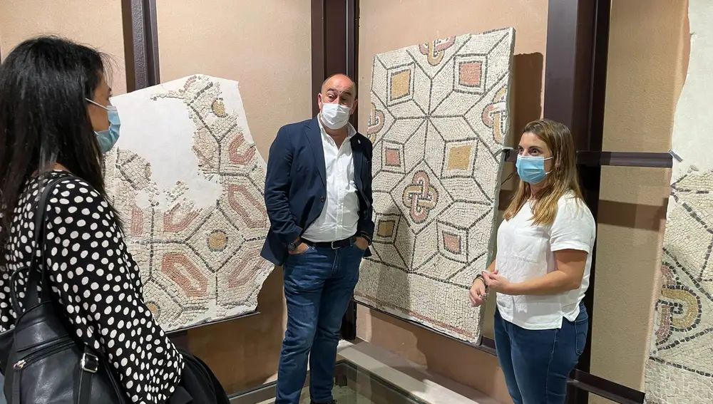 El presidente de la Diputación de Segovia, Miguel Ángel de Vicente, visita el Aula Arqueológica de Aguilafuente