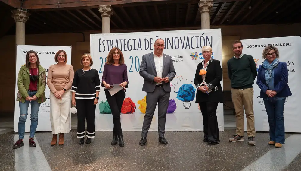 El presidente de la Diputación de Segovia, Miguel Ángel de Vicente, presenta la Estrategia de Innovación 2021-2025 junto a miembros de su equipo en la institución provincial