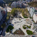Obras de remodelación de la Plaza de España de Madrid. El nuevo entorno, que se inaugurará antes de que acabe el año, contará con dos ascensores, pavimento especial para personas con discapacidad visual y un área de juegos
