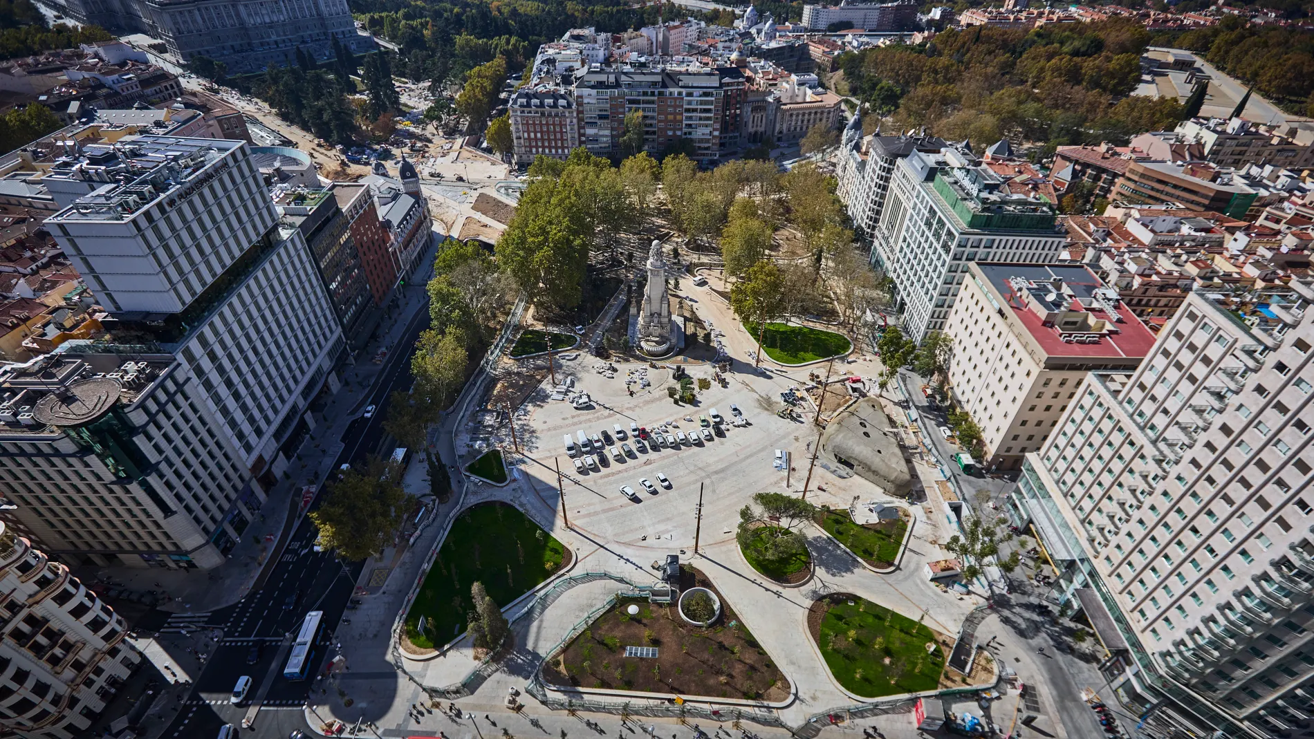 Obras de remodelación de la Plaza de España de Madrid. El nuevo entorno, que se inaugurará antes de que acabe el año, contará con dos ascensores, pavimento especial para personas con discapacidad visual y un área de juegos