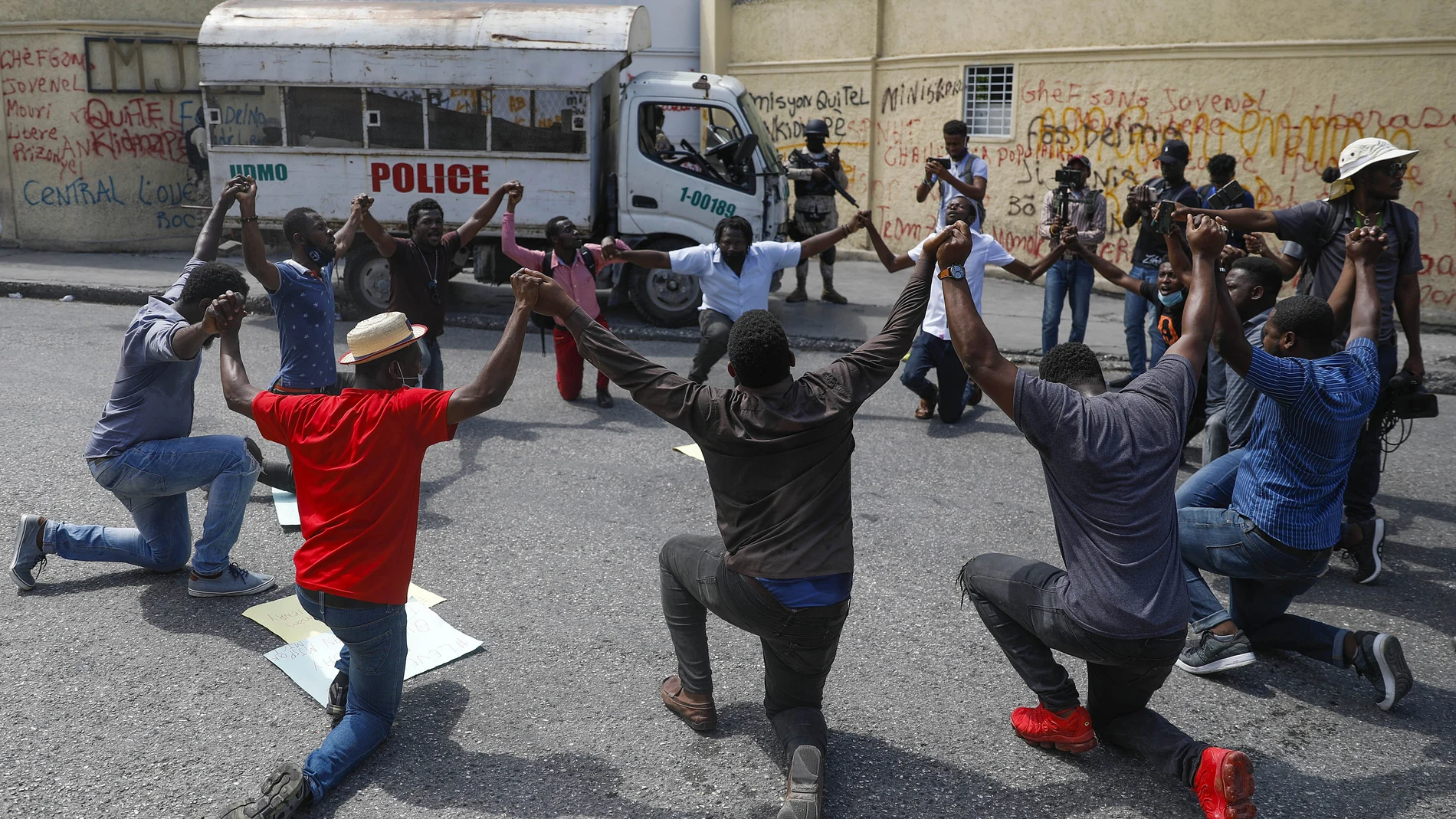 Haitianos piden en Puerto Príncipe la dimisión del ministro de Justicia, Liszt Quitel, por la ola de secuestros