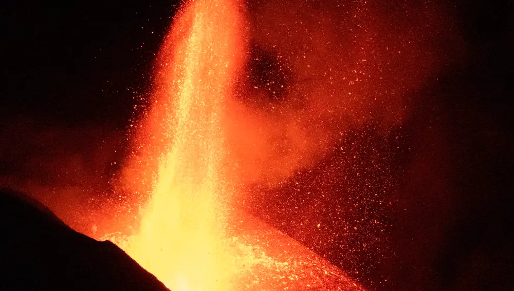 El cono interno del volcán de La Palma se ha derrumbado sobre sí mismo. El cráter principal está en plena fase de reconstrucción tras abrirse una gran brecha en su flanco en la tarde noche del lunes, formando una especie de herradura.