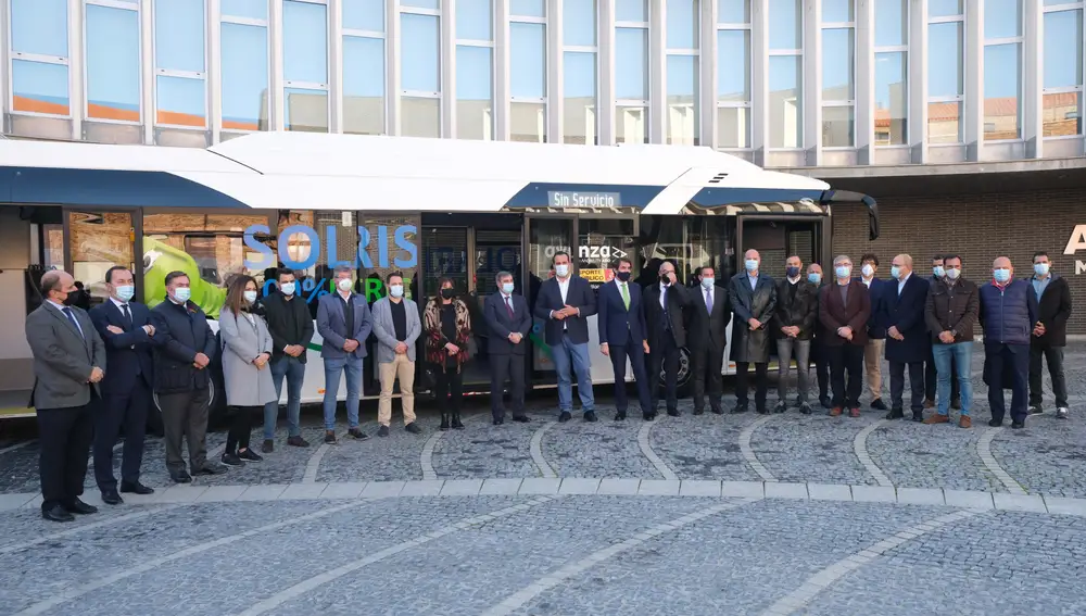 El consejero de Fomento y Medio Ambiente, Juan Carlos Suárez-Quiñones, participa en la presentación del primer autobús eléctrico Avanza para una ruta metropolitana en Castilla y León