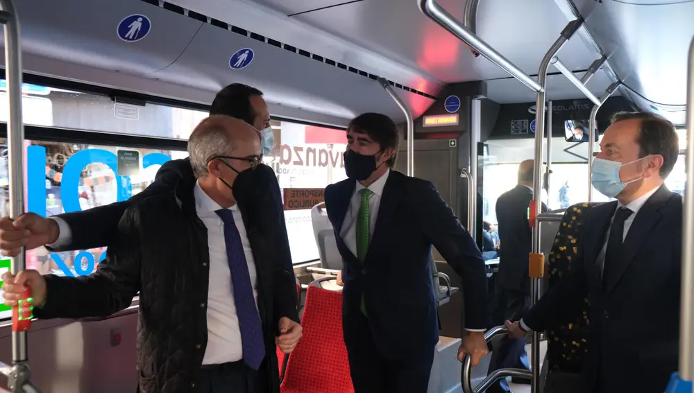 El consejero de Fomento y Medio Ambiente, Juan Carlos Suárez-Quiñones, participa en la presentación del primer autobús eléctrico Avanza para una ruta metropolitana en Castilla y León