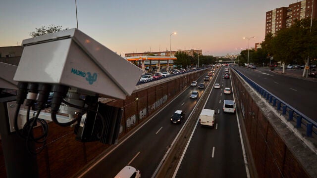 Las cámaras en uno de los accesos a la zona de bajas emisiones de protección especial de Plaza Elíptica