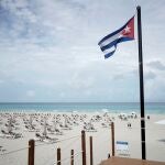 A Cuban flag is seen on the beach amid concerns about the spread of the coronavirus disease (COVID-19) in Varadero, Cuba, October 22, 2021. Picture taken on October 22, 2021. REUTERS/Alexandre Meneghini